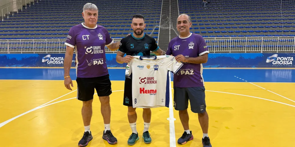 Novo reforço foi recepcionado pelo coordenador geral Gegê Machado (esquerda) e o técnico Wagner Kbça (direita)