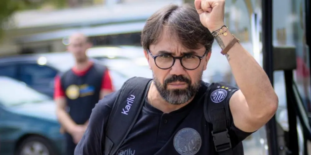 Treinador deixa o clube ao lado do auxiliar Robson Agondi; diretoria busca novo comando técnico.