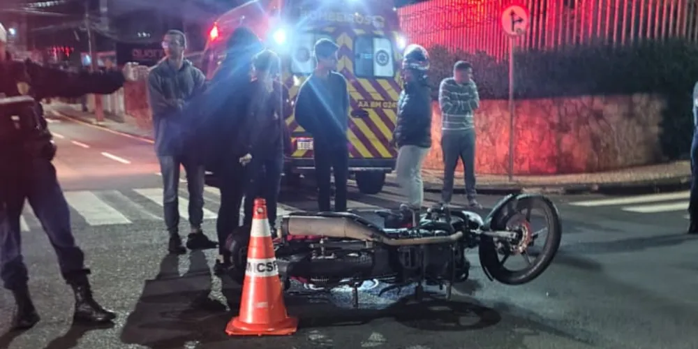 O condutor da moto sofreu ferimentos e precisou de atendimento imediato