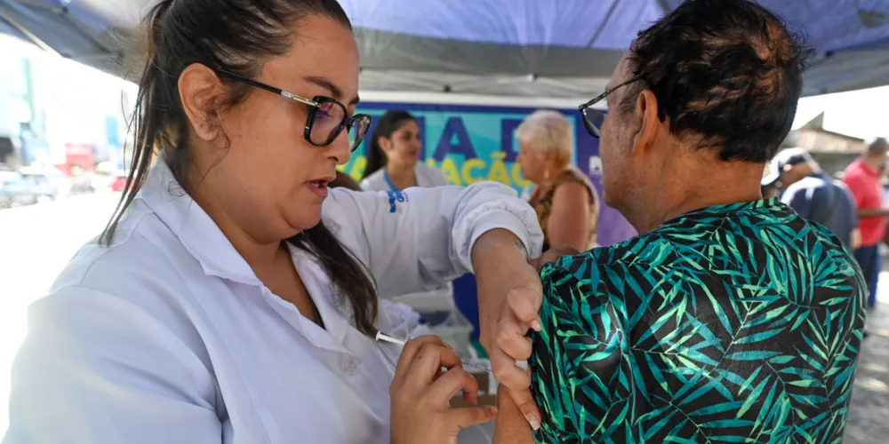 Para receber a vacina, é necessário apresentar documento com foto e a carteirinha de vacinação