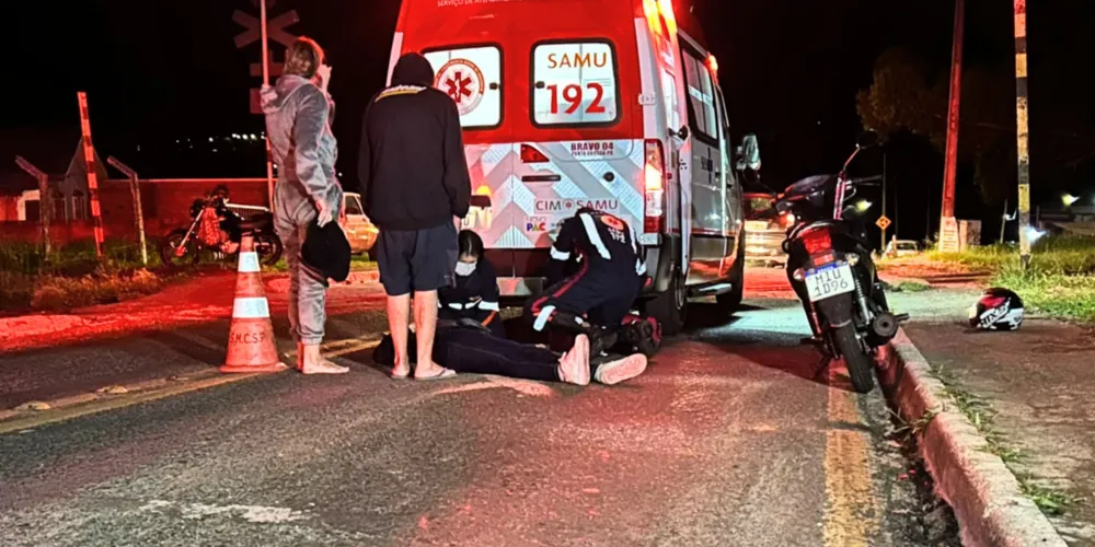 Condutora perdeu o controle ao atingir o buraco na Rua Rio Verde e precisou de atendimento médico.