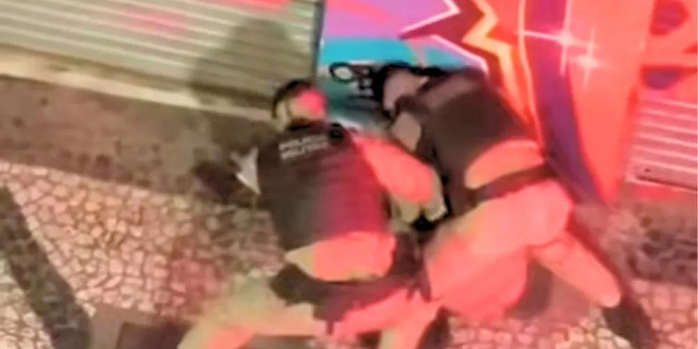 As imagens registram socos, chutes e o momento em que um dos agentes pisa sobre a cabeça do abordado