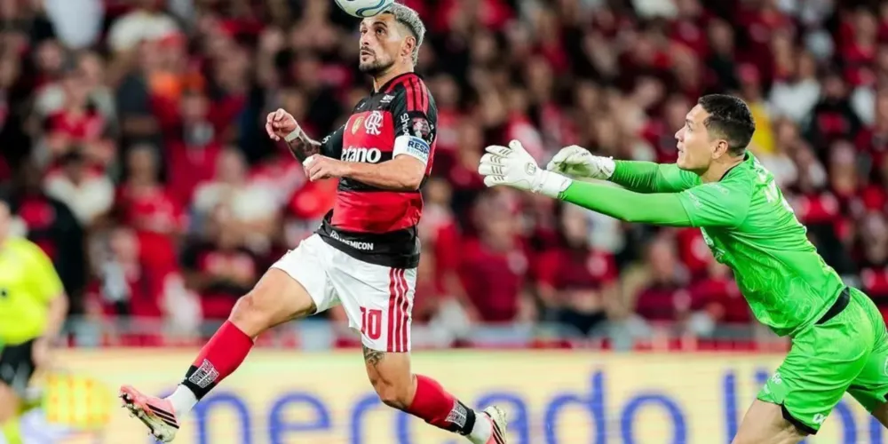 Arrascaeta cabeceia para o gol vazio, após falha de Quintana, e marca para classificar o Flamengo à semifinal da Libertadores