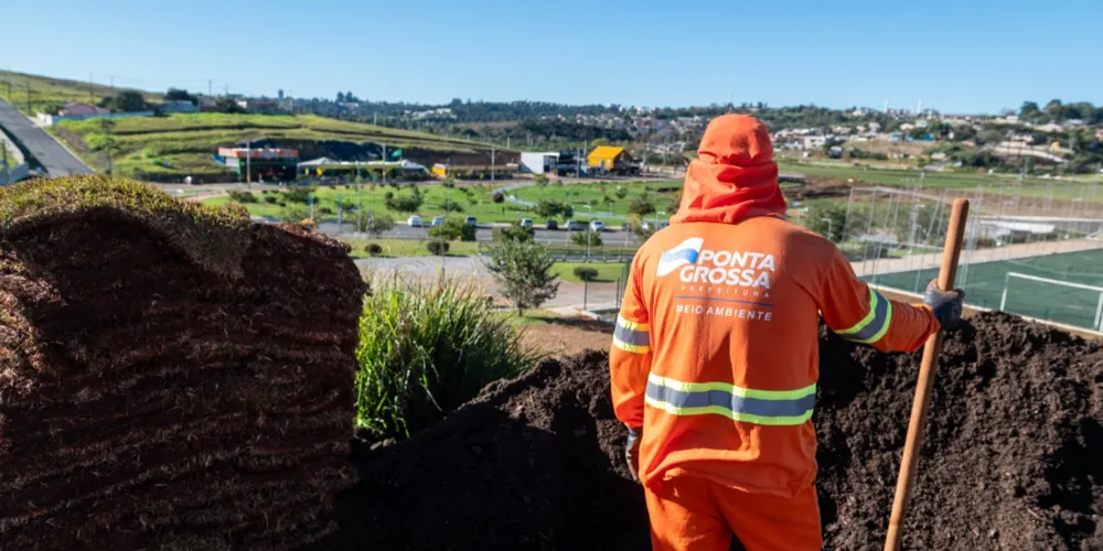 A iniciativa busca reunir moradores em uma atividade de cuidado e valorização dos espaços verdes da cidade