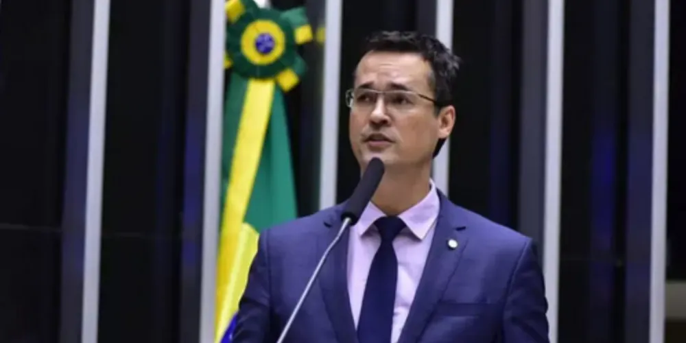 A medida ocorre enquanto os atos de campanha de Deltan permanecem suspensos por decisão do TSE