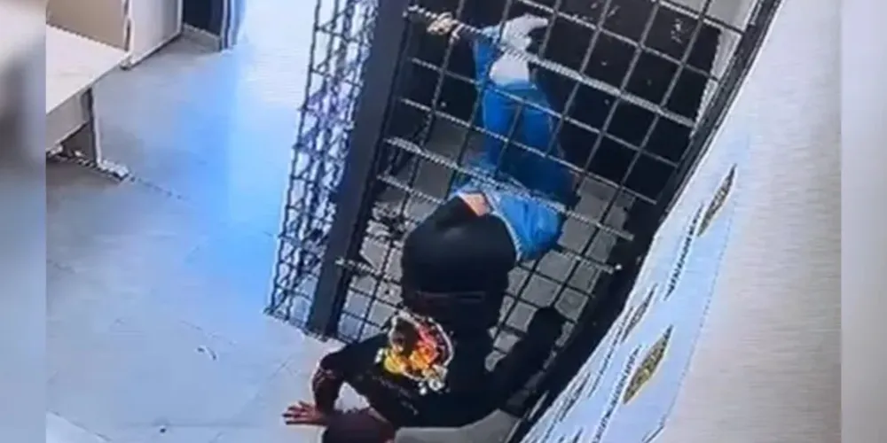 Ao conseguir deixar a cela onde estava, ele sai andando da delegacia pela porta da frente