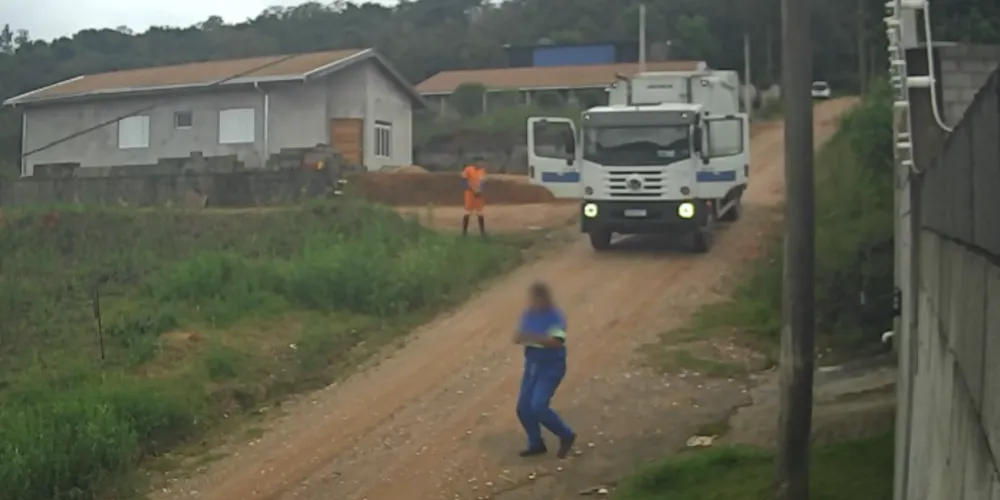 A condutora não percebeu a queda e deu continuidade à manobra, passando com o veículo sobre o trabalhador