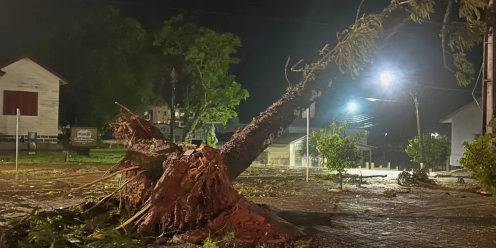 Laranjeiras do Sul foi uma das cidades mais afetadas, com registros de estragos em diversos pontos
