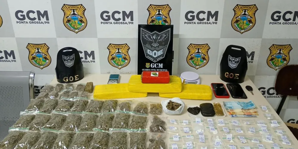 Maconha, haxixe, cocaína e balanças de precisão foram apreendidos.