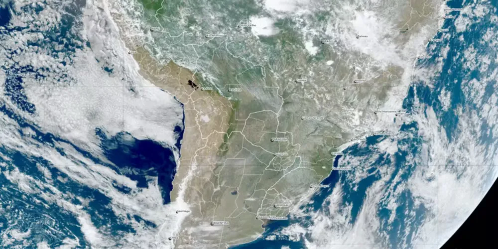 Imagem de satélite mostra a presença de nuvens sobre a América do Sul