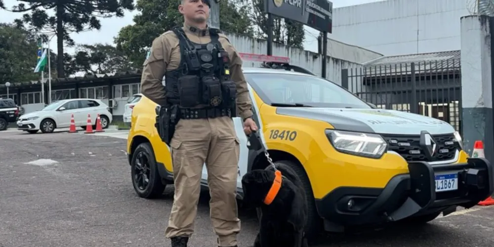 Cão farejador Dídio, acompanhado pelo soldado Szaubram, participou da ação que levou à prisão de traficante no Parolin