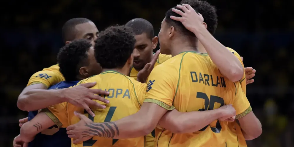 Jogadores do Brasil comemoram ponto contra a Argentina