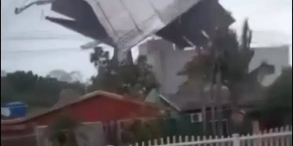 Temporal vindo do RS provoca destelhamentos, queda de árvores e feridos no Oeste catarinense.