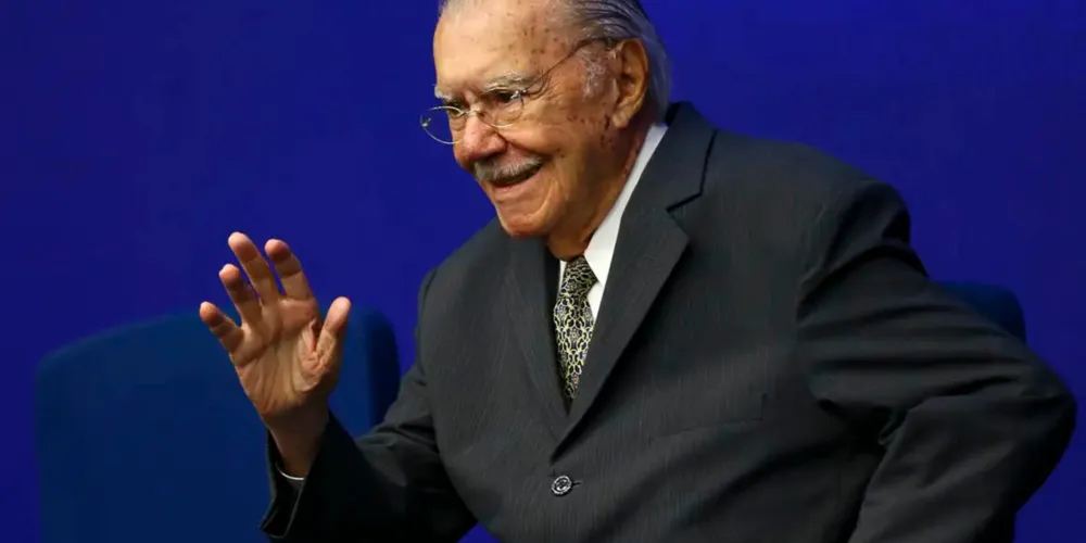 Sarney passa por avaliação clínica e continuidade do tratamento para pneumonia