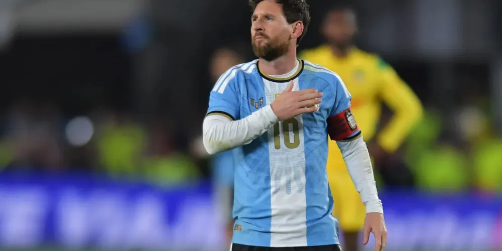 Messi comemora gol em sua partida de despedida pela seleção argentina