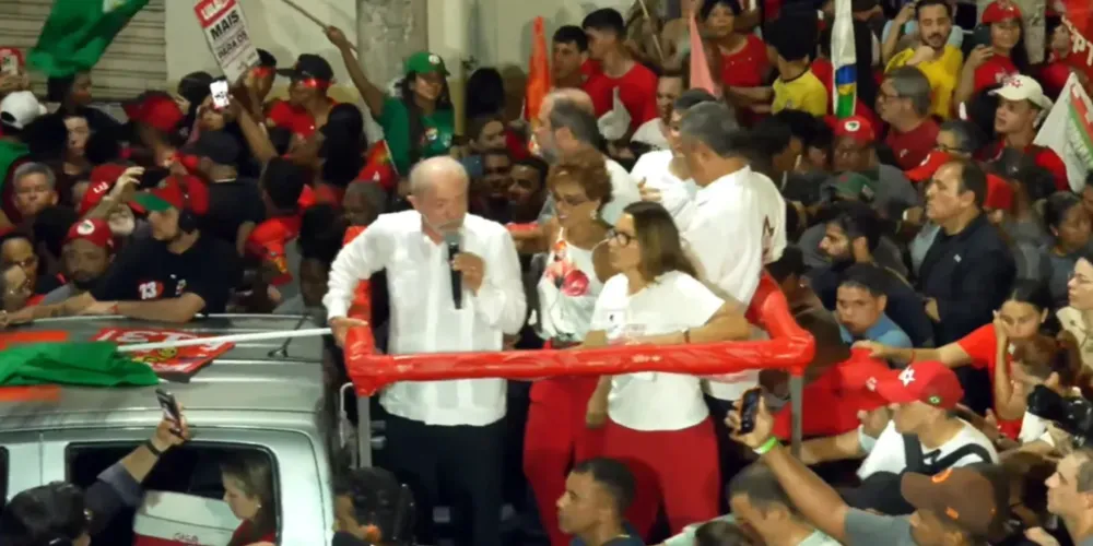 Presidente e candidato à reeleição disse a apoiadores que a emissora "certamente" está com raiva dele, durante caminhada em Ipatinga (MG)
