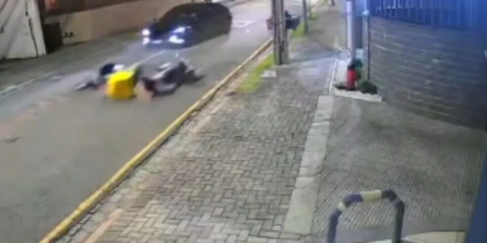 Frame mostra o momento em que carro atropela motoboy e arrasta a motocicleta pelo asfalto no Juvevê, em Curitiba