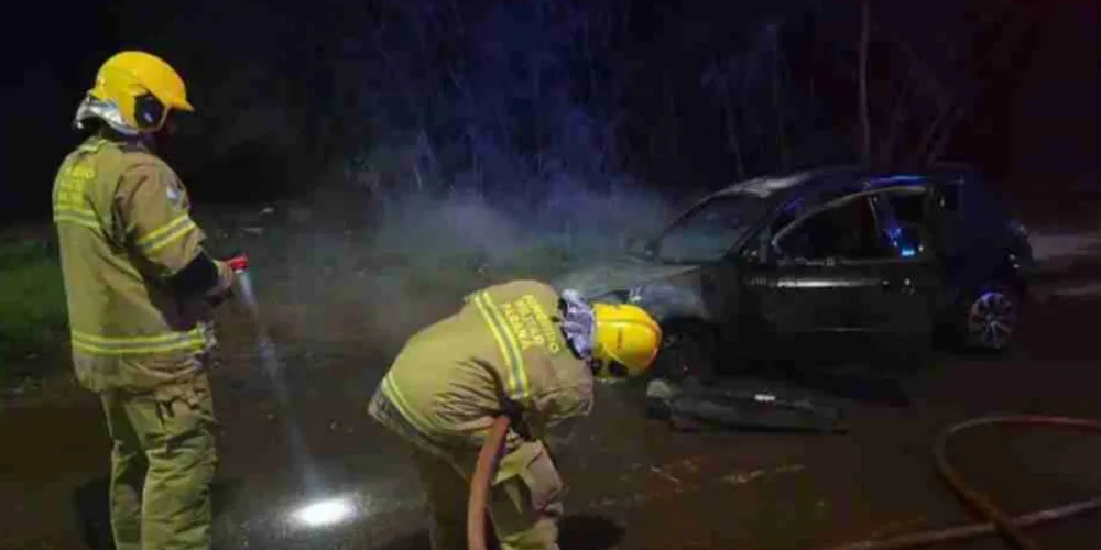 Fogo começou na região do motor e se espalhou rapidamente; duas mulheres estavam no carro