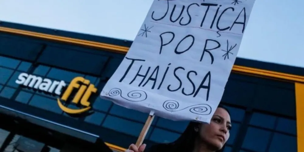 Manifestação por justiça ocorreu no dia 18 de setembro em frente à academia onde a jovem foi vítima de feminicídio, em Londrina; família pede indenização