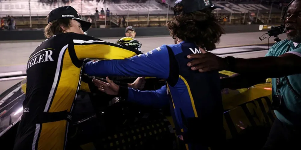 Carson Hocevar (no carro amarelo) encostou na traseira do carro de Ryan Blaney (carro azul), o que fez o veículo rodar e atingir o muro