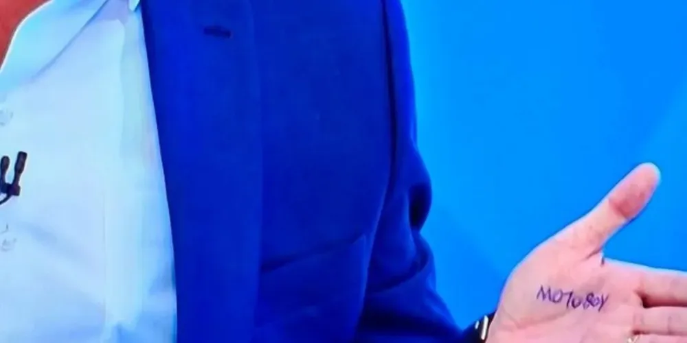 Assim como na sabatina do primeiro turno, Flávio usou anotações na mão durante a entrevista ao Jornal Nacional nesta sexta-feira (16/10)