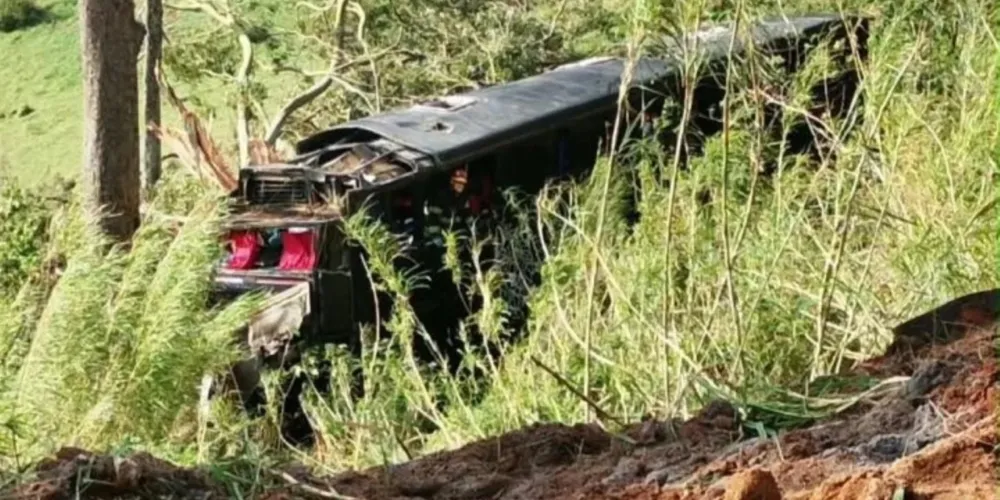O veículo caiu em uma ribanceira, deixando seis mortos