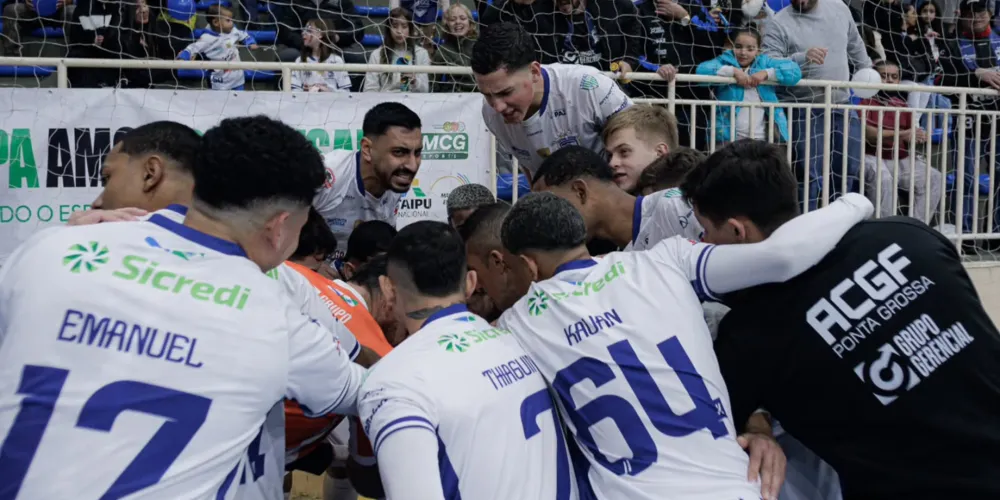 Equipe da ACGF/Ponta Grossa em comemoração no Ginásio Oscar Pereira