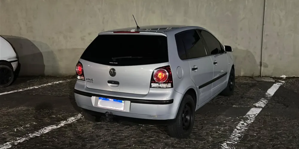 Veículo estava abandonado em uma oficina no bairro Contorno desde abril; responsável pelo estabelecimento foi levado à delegacia