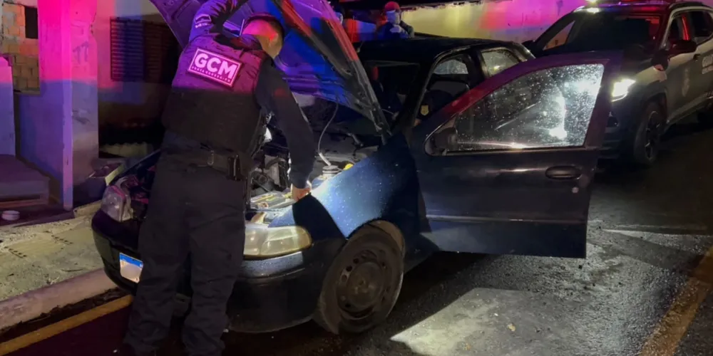 A equipe realizou a verificação da placa e confirmou que se tratava de um veículo produto de crime