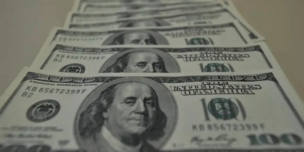 Ibovespa sobe 1,38% e bate recorde de 209 mil pontos