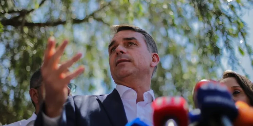 O site brasil22token.com trocava criptomoedas por apoio ao senador Flávio Bolsonaro (PL) nas redes sociais