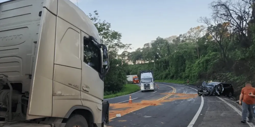 O carro invadiu a faixa contrária e bateu de frente com uma carreta que seguia no sentido oposto da rodovia