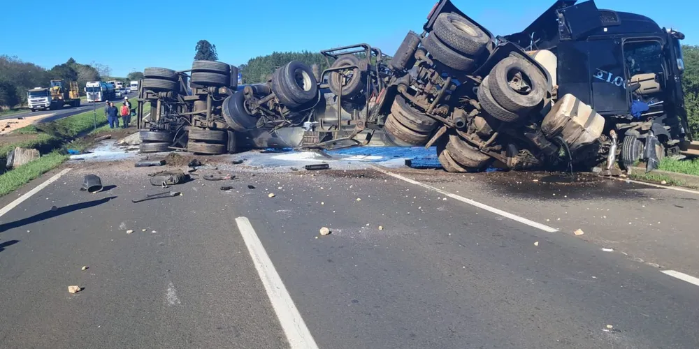 Os caminhões invadiram a pista contrária e acertaram um terceiro veículo