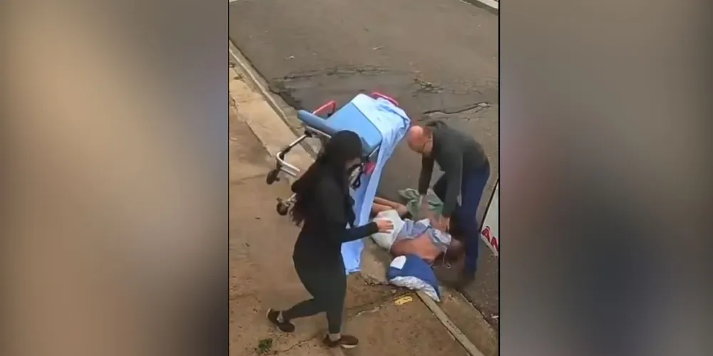 Homem cai de maca ao ser transportado até ambulância