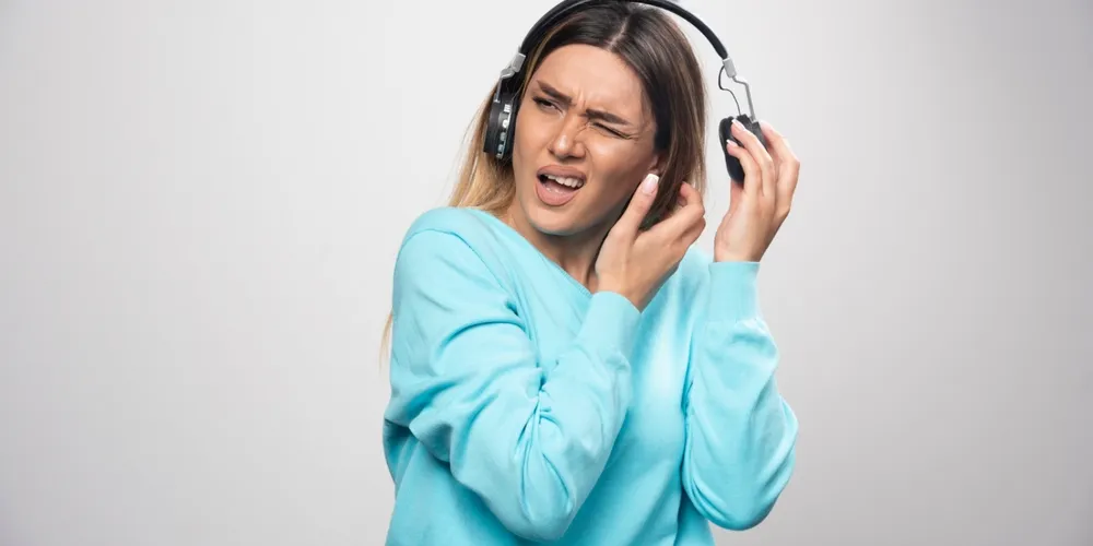 Entre os sinais de perda auditiva estão a dificuldade para entender conversas, a necessidade de aumentar o volume da televisão ou de pedir que as pessoas repitam o que disseram