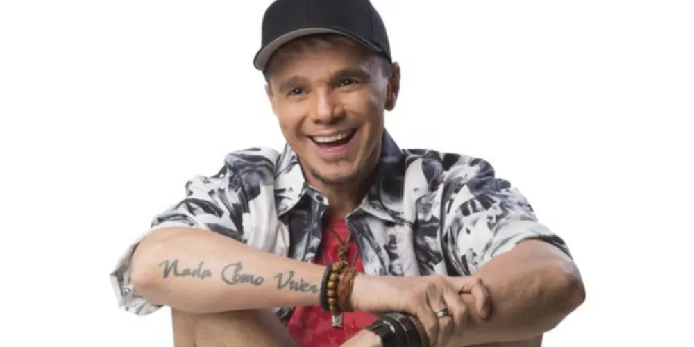 Netinho iniciou a carreira profissional em bares e ganhou projeção em 1988, como vocalista da Banda Beijo.