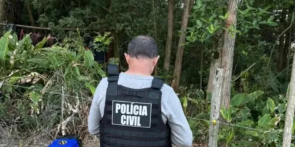 As vítimas apresentavam ferimentos aparentes de tiros na cabeça.
