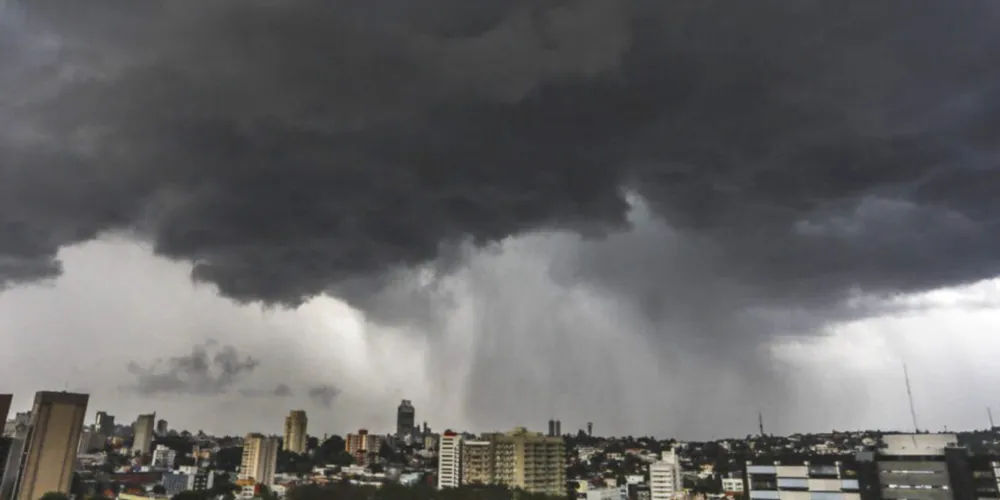 Alerta laranja de tempestade emitido pelo Inmet coloca cidades do Paraná em perigo