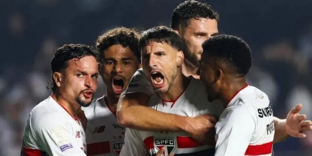 Calleri comemora com companheiros de equipe
