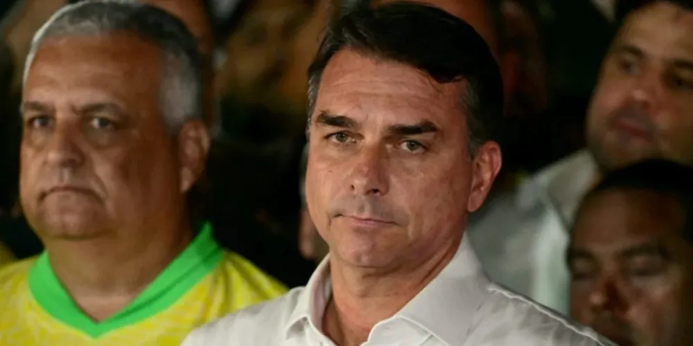 Senador Flávio Bolsonaro (PL) chegou aos Estados Unidos após deixar o Brasil nesta terça-feira (27)