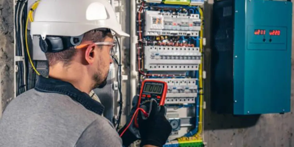 Capacitação é voltada a pessoas que desejam adquirir conhecimentos na área de instalações elétricas prediais