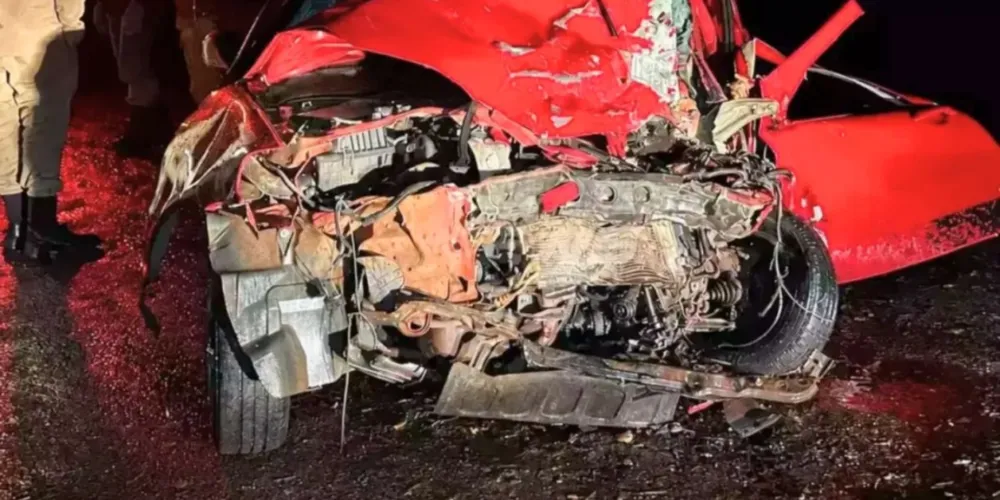 As vítimas estavam em um Fiat Palio que bateu contra uma carreta carregada com celulose