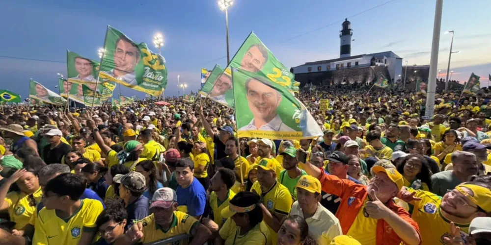 O senador e candidato à Presidência Flávio Bolsonaro (PL) cumpriu agenda de campanha em Salvador (BA) ao lado de aliados