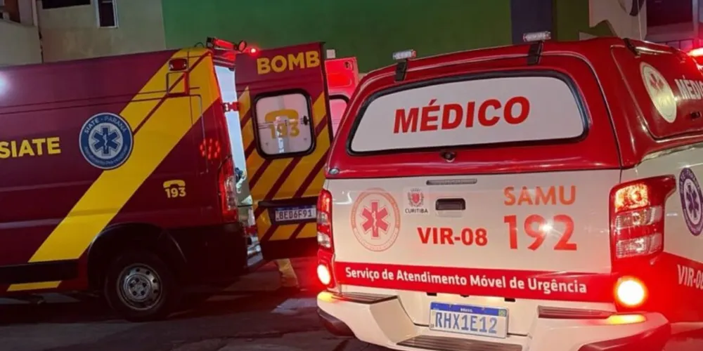 Ambulâncias do SAMU e do Siate no Hospital do Trabalhador após atendimento de idosa atropelada no Xaxim