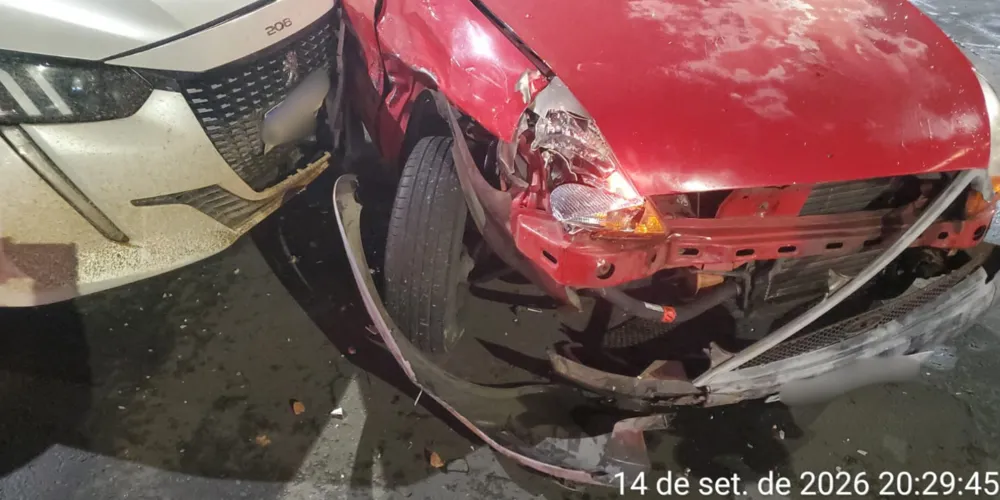 Ford Ka avançou o sinal vermelho colidiu contra outros dois veículos