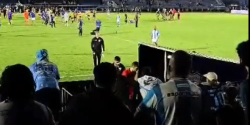 Torcedores manifestaram revolta nas arquibancadas do Estádio do Café