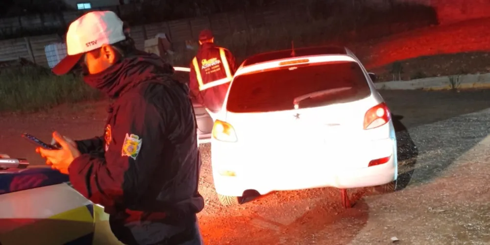 Condutor foi flagrado bebendo ao volante, jogou o veículo contra a equipe e fugiu a pé por matagal.