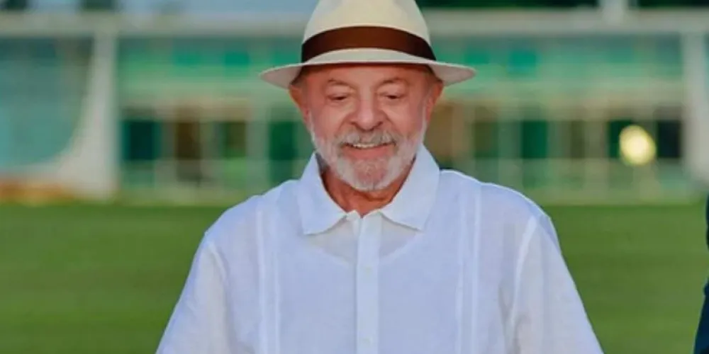 Lula lamentou a decisão, chamou a ação de “vergonhosa” e declarou que a família Bolsonaro “lambe botas” dos Estados Unidos