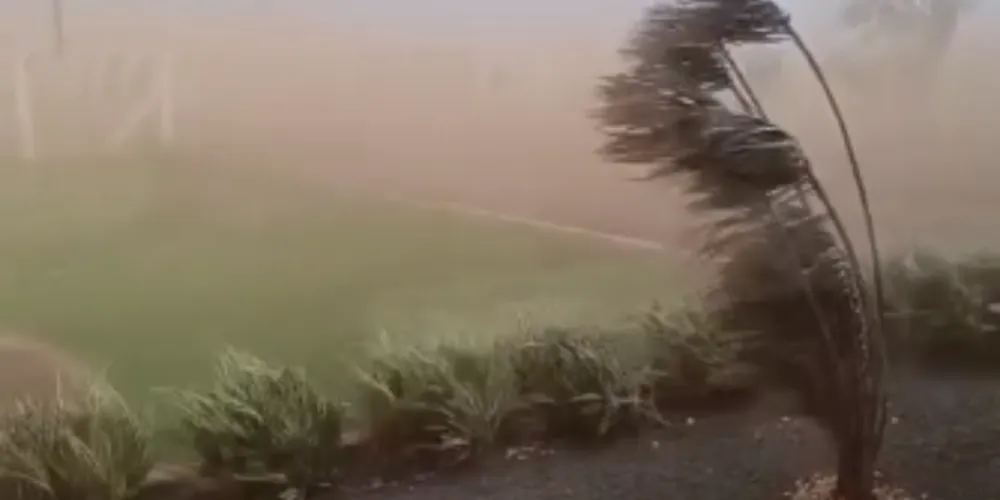Vídeo registra rajadas intensas e forte instabilidade climática no município paranaense nesta terça-feira