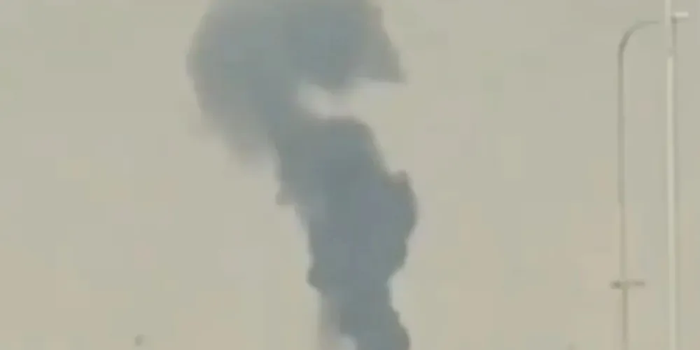 Segundo imprensa internacional, os Houthis reivindicaram o ataque; este é o terceiro bombardeio do grupo ao aeroporto nesta semana